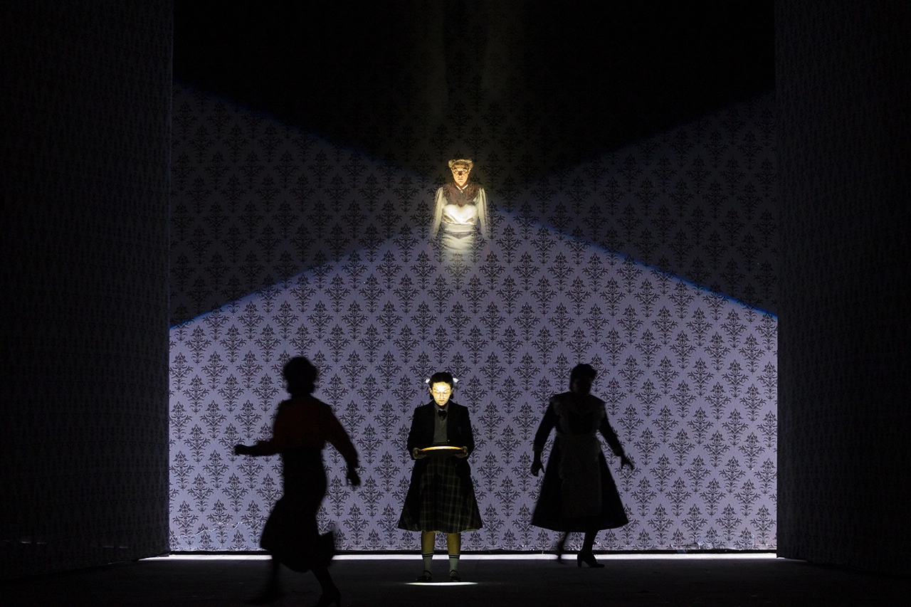 Chiara Maria Fiorani soprano italiano nel ruolo di Flora, opera The Turn of the screw al teatro verdi di Pisa.